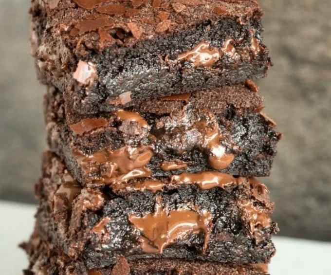 100 calorie fudge brownies served on a plate with chocolate drizzle