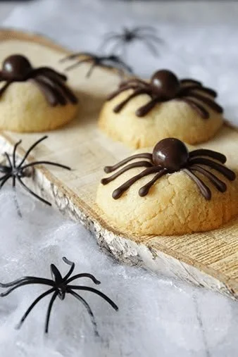 Baking activities with children in autumn, featuring fall-themed recipes.