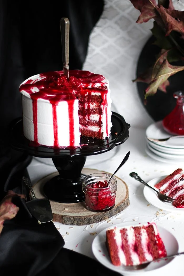 Spooky Gruseliger Red Velvet Cake perfect for Halloween celebrations